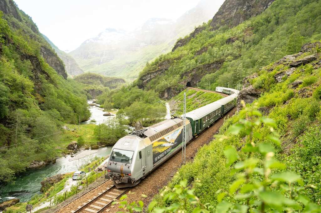 Ziua 3: Esenta Norvegiei: Oslo – Myrdal – Flåm / Gudvangen - Ruta de aur: de la Oslo la Bergen