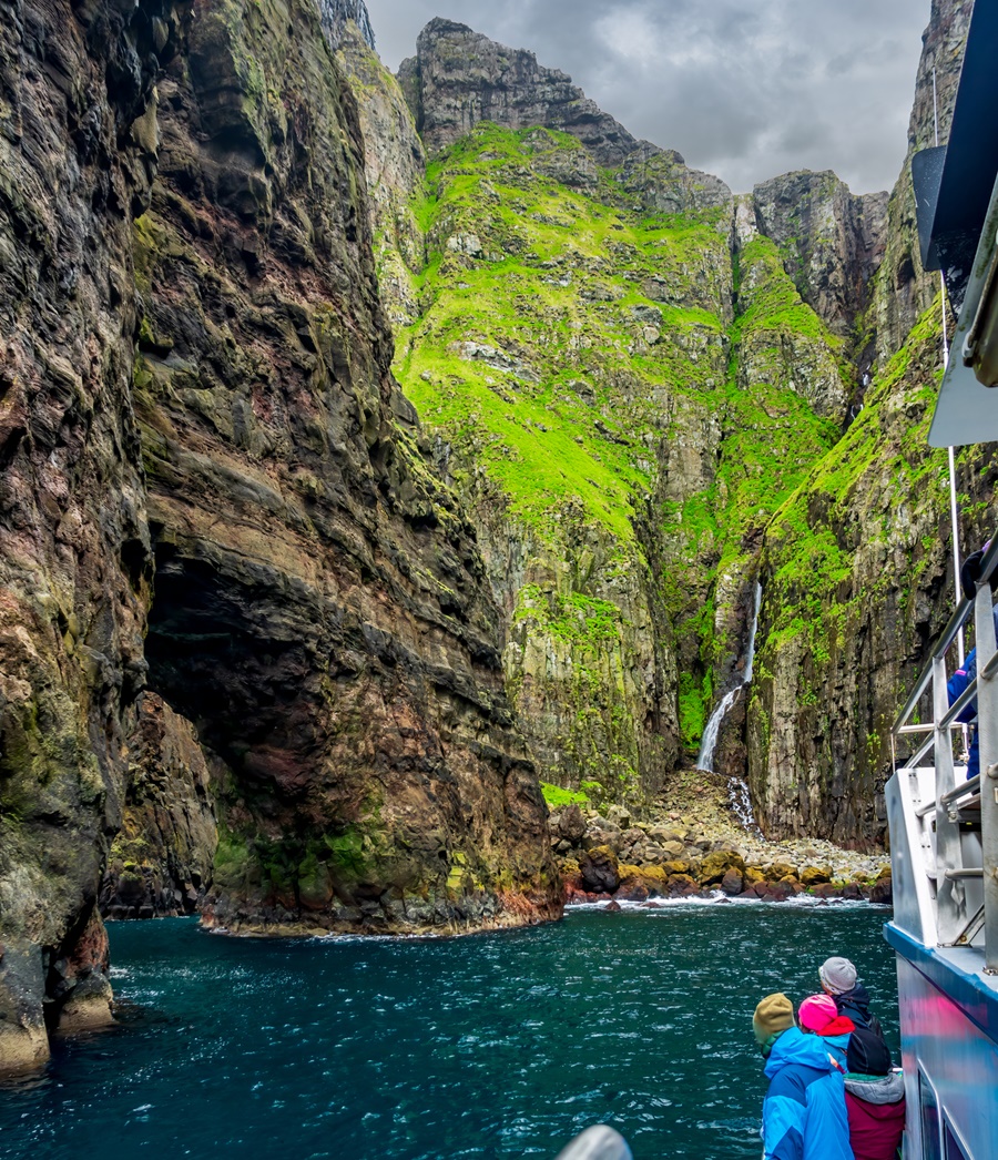 Ziua 5, 17 august: Tur cu barca printre Stancile Vestmanna – Cautam puffini pe Insula Nólsoy - Grup Nordic Premium: Circuit Insulele Feroe si Copenhaga